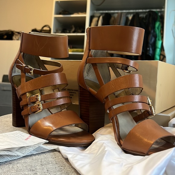 Michael Kors sandals 7.5 (fits like 7.5/8) - Picture 2 of 5